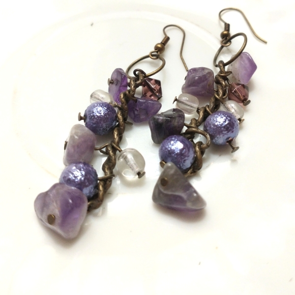 Shades of violet glass and faux pearl earrings - Picture 3 of 4